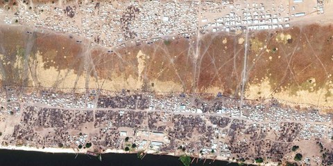 Images satellites prises en mars 2017 montrant la destruction d'habitations et de biens civils dans les quartiers du centre de Wau Shilluk. © DigitalGlobe 2017, NextView License