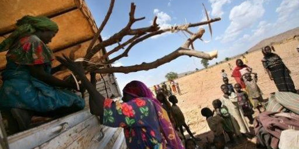 A la frontière tchadienne, les civils ont dû fuir leur village puis leur camp de fortune pour échapper aux attaques des milices Janjawid. © UNHCR/ H. Caux