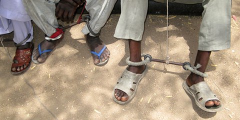 Des prisonniers de la prison d'Abéché peuvent être enchaînés aux chevilles durant plusieurs mois, jour et nuit. © AI