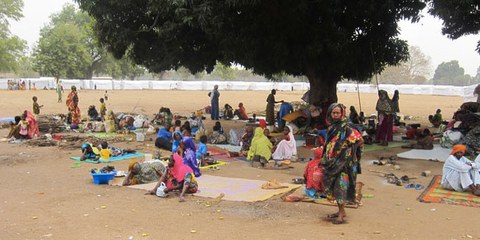 Des personnes vivent dehors et attendent l'aide promise depuis des semaines. © Amnesty International