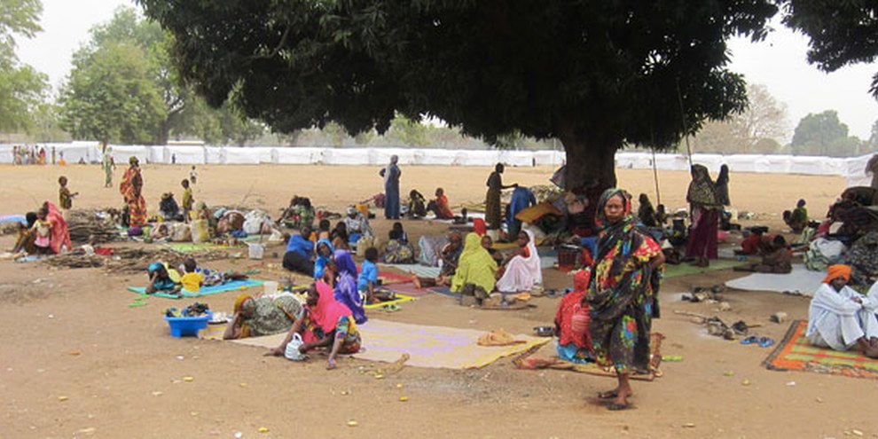 Des personnes vivent dehors et attendent l'aide promise depuis des semaines. © Amnesty International