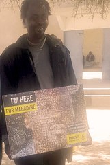 Mahadine avec «son» poster.