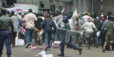La police disperse des manifestants du parti d'opposition dans la violence. © Privé