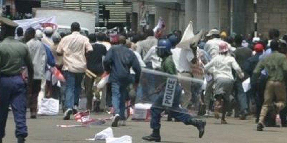 La police disperse des manifestants du parti d'opposition dans la violence. © Privé