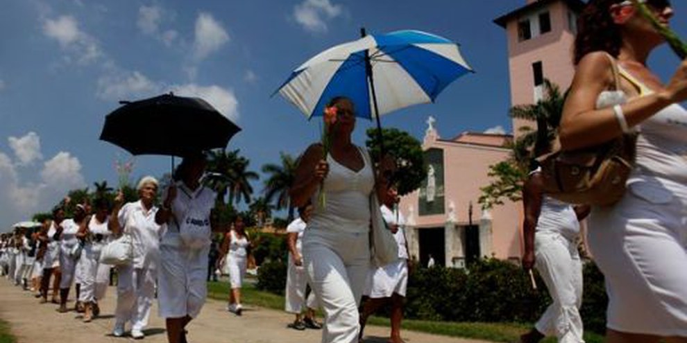 Les dames en blanc (épouses et mères de prisonniers politiques) lors de leur manifestation dominicale, 2010, la Havane ©  AP Photo/Javier Galeano