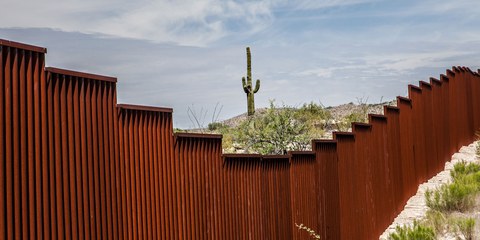 Séparation de deux mondes sur le même continent: clôture de la frontière avec le Mexique en Arizona, États-Unis. © Chess Ocampo / shutterstock