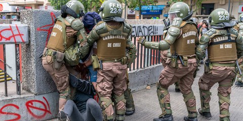 La police arrête un manifestant à Santiago du Chili, le 19 octobre 2019. © abriendomundo / shutterstock.com
