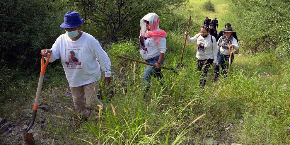 Des membres de l'organisation Madres Buscadoras à la recherche de restes de personnes disparues à la périphérie de Hermosillo, dans l'État de Sonora, au Mexique. © Alfredo Estrella / AFP via Getty Images PLUS DE PHOTOS EN CLIQUANT SUR L'IMAGE