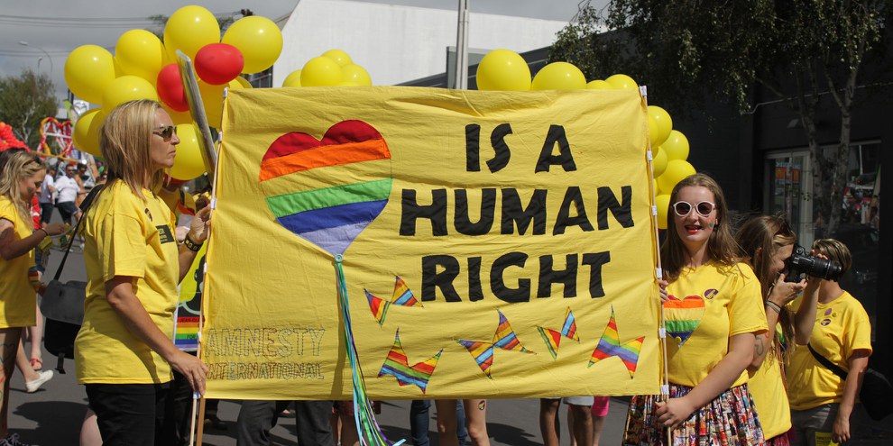 Des activistes militent pour la défense des LGBTI, trop souvent victimes de violences et de discriminations. © Amnesty International