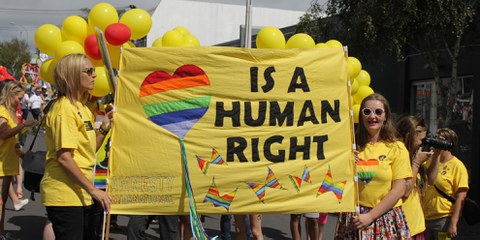 Des activistes militent pour la défense des LGBTI, trop souvent victimes de violences et de discriminations. © Amnesty International