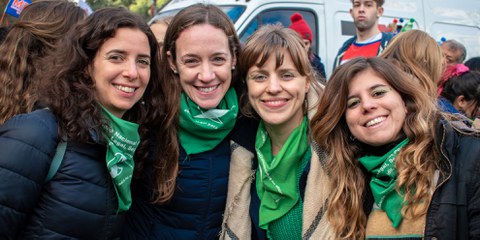 Les foulards verts sont le symbole des militantes en Argentine, qui demandent une révision des lois restrictives relatives à l’avortement.  © Amnistía Internacional Argentina / Demian Marchi