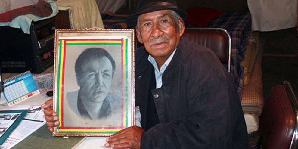 Julio Sevilla porte le portrait d'un ami tué sous le régime militaire de Garcia Meza. Il se bat pour que justice soit faite auprès des victimes. © AI