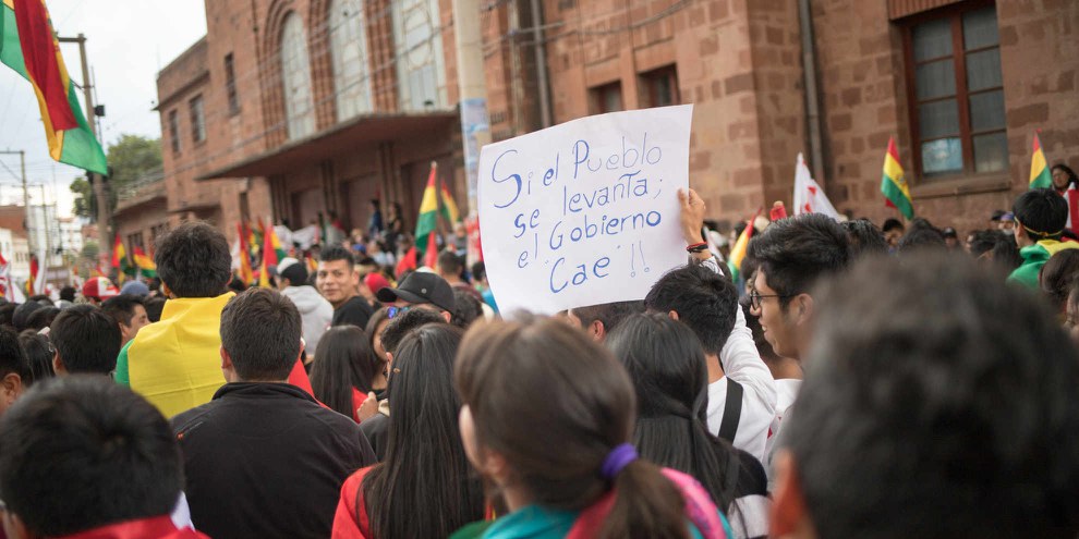 «Si le peuple se soulève, le gouvernement tombe» peut-on lire sur une pancarte lors d'une manifestation contre la réélection d'Evo Morales, en octobre 2019. © Shutterstock/Devin Beaulieu