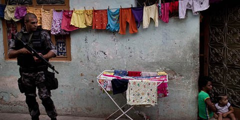 Les violences policières sont quotidiennes dans les favela © AI