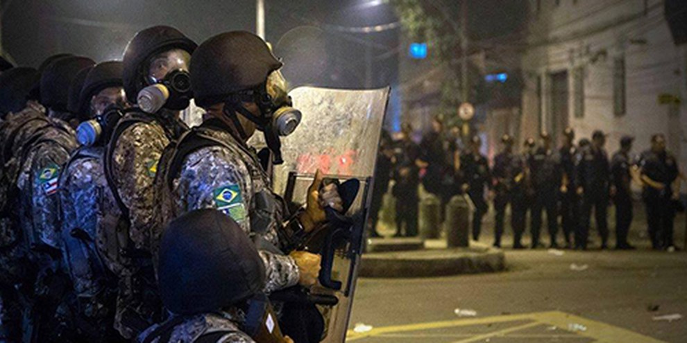 La police brésilienne fait souvent taire les manifestants à coup de gaz lacrymogènes et de balles en caoutchouc. © AI / Luis Baltar