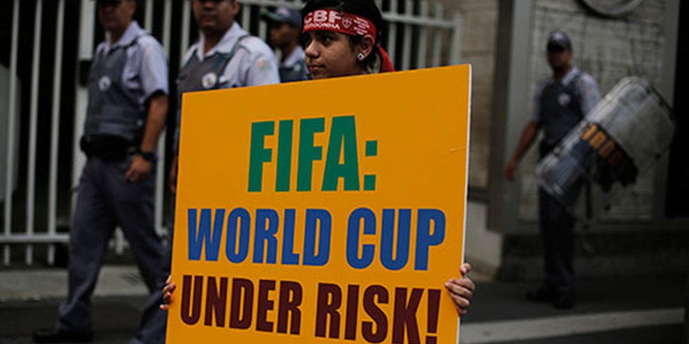 Un fan de football à São Paolo manifeste contre la corruption autour de la prochaine Coupe du Monde. © REUTERS/Nacho Doce