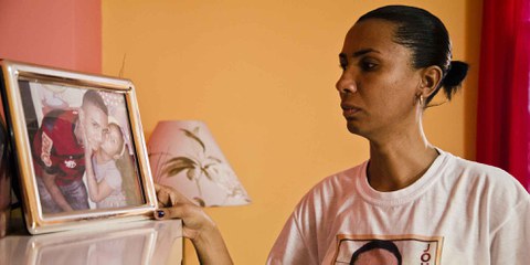 Ana Paula, la mère Johnatha de Oliveira, un garçon de 19 ans tué par la police militaire. © AF Rodrigues/Amnistia Internacional