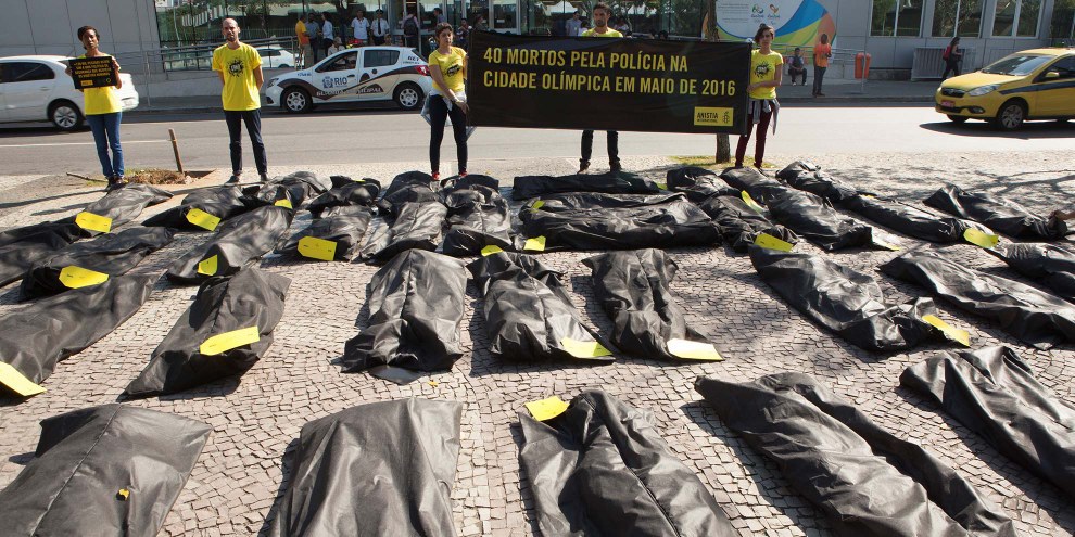 40 sacs mortuaires pour représenter les 40 victimes tuées par la violence policière en mai dernier à Rio de Janeiro, 27 juillet 2016 © Felipe Varanda/Amnesty International