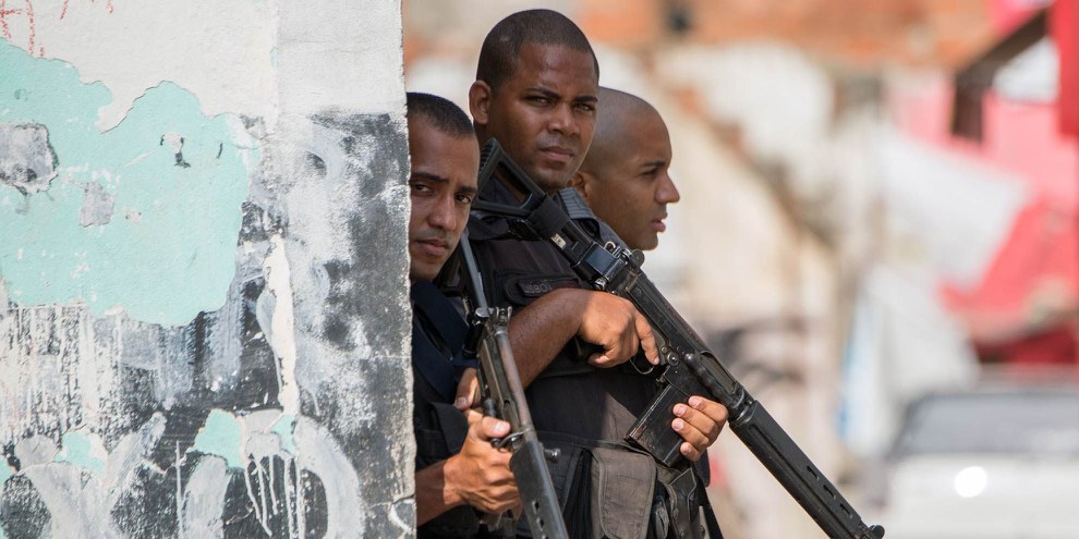 Les forces de sécurité armées en patrouille dans la favela Chuveirinho à Rio de Janeiro. © AFP / Getty Images