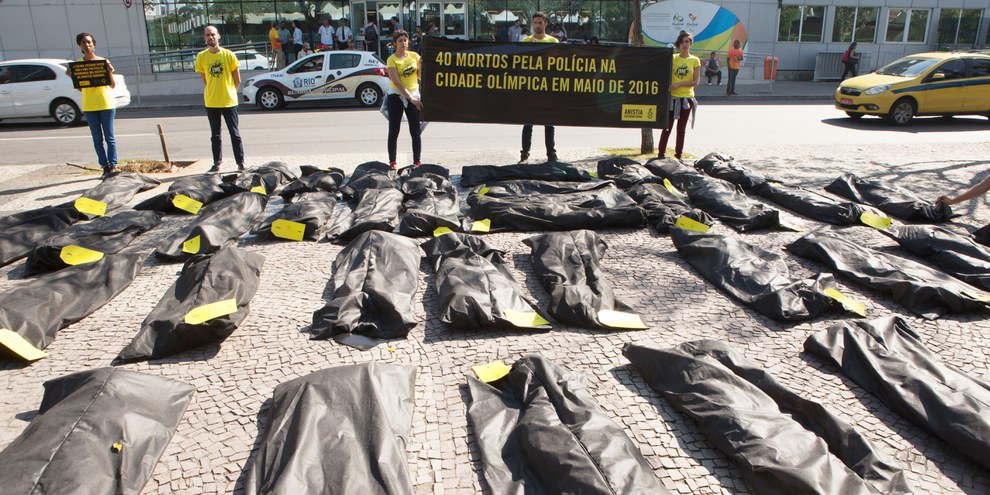 Des activistes protestent contre la violence policière à Rio, le 17 juillet 2016. © Felipe Varanda/ Amnesty International