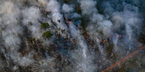 Photo aérienne prise par Amnesty International le 23 août 2019, et qui montre l'incendie de forêt dans une zone indigène de l'État du Mato Grosso. © Marizilda Cruppe/Amnesty International