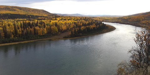 En raison d'un barrage hydro-électrique, plus de 100 km de la rivière Peace et de ses affluents seront submergés, des terres faisant partie des territoires traditionnels de communautés autochtones en Colombie-Britannique. © Amnesty International Canada
