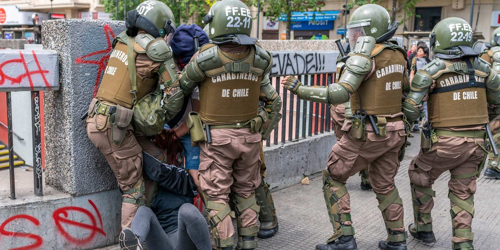 Arrestation d'un manifestant par les Carabineros (police) le 19 octobre 2019. © abriendomundo / shutterstock.com