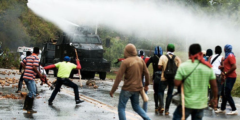 La police s'en est prise à des indigènes lors d'une manifestation à Mondomo. © LUIS ROBAYO/AFP/Getty Images 