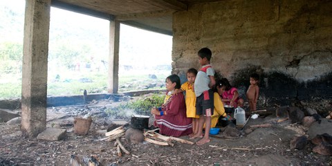 Des familles indigènes ont construit un camp en-dessous d'une école après avoir été contraintes de quitter leur maison en 2012. © Steve Cagan