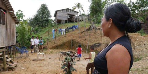 Des membres de la communauté indigène de Wounaan Phubuur, à Chocó, ont été chassés de leurs foyers à la suite d'un conflit armé.  © AI