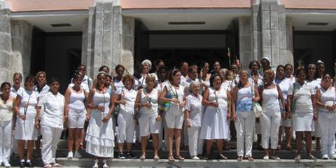 Les dames en blanc, épouses de dissidents politiques détenus à Cuba, manifestent pour la libération de leurs proches à La Havane. © Carlos Serpa Maceira