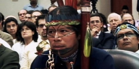Le président Sarayaku José Gualinga parle devant la Cour interaméricain des droits de l'homme. © Cour interaméricain des droits de l'homme