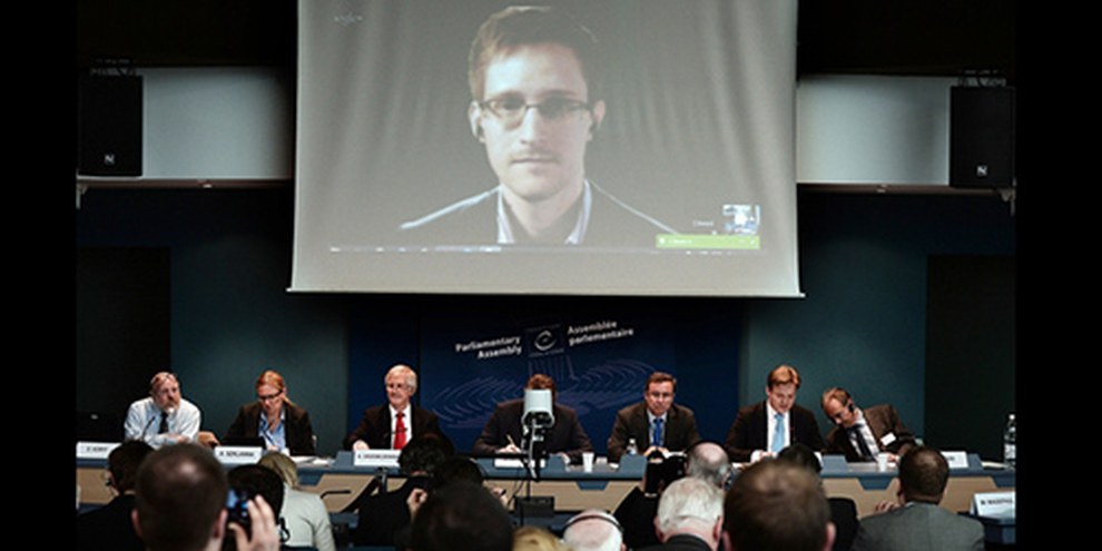 L'ancien employé de la NSA, Edward Snowden, s'est exprimé lors d'une vidéo-conférence au Conseil de l'Europe. © FREDERICK FLORIN/AFP/Getty Images 