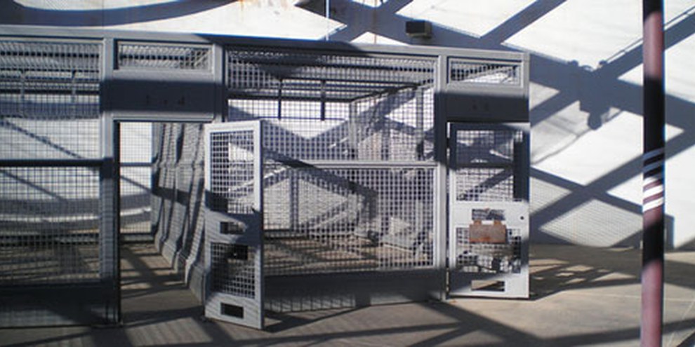 Cage de récréation dans la prison fédérale dans le Colorado. © DR