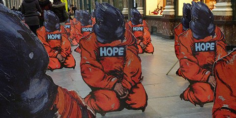 Les États-Unis doivent mettre à profit leur passage devant le Comité de l'ONU contre la torture afin de s'engager à rendre justice aux victimes de torture et disparitions forcées. © Amnesty International.