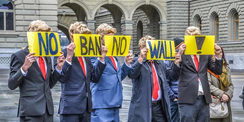 Des membres d'Amnesty Suisse déguisés en Donald Trump protestent contre le décret anti-migration à Berne. © Amnesty International
