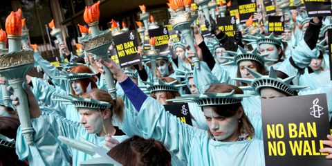 Amnesty a critiqué sévèrement plusieurs mesures prises par le nouveau gouvernement étasunien, notamment l'édification du mur à la frontière mexicaine et le «décret anti-musulmans». Ici, des militant·e·s protestent à Londres à l'occasion des 100 jours d'investiture du président Trump. © Marie-Anne Ventoura/Amnesty UK