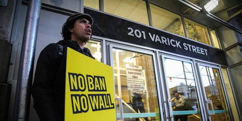 Un militant manifeste contre les politiques de l'administration Trump à New York. © Amnesty International