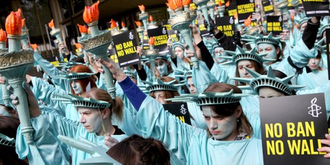Une centaine de statues de la liberté ont défilés devant l'ambassade américaine à Londres le jeudi 27 avril 2017. Ceci pour marquer les 100 premiers jours de la présidence de Donald Trump. © Marie-Anne Ventoura/Amnesty UK