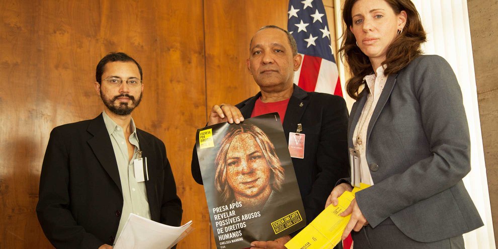 Remise d'une pétition d'Amnesty Brésil pour Chelsea Manning lors du Marathon des lettres 2014. © Wesley Prado