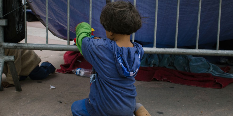 Les scènes terribles observées aux États-Unis illustrent la nécessité d’un engagement international visant à mettre fin à la détention des enfants migrants. © Sergio Ortiz/Amnesty International