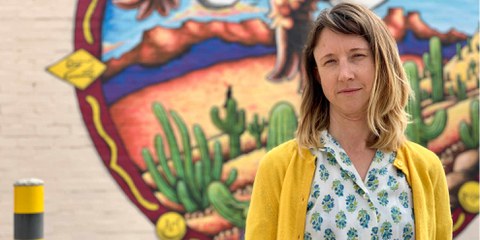 Le gouvernement Trump mène une campagne discriminatoire d’intimidation, de menaces, de harcèlement et de poursuites pénales contre les personnes qui défendent les droits humains des migrants, des réfugiés et des demandeurs d’asile à la frontière entre les États-Unis et le Mexique. Sur cette photo, la défenseuse des droits des migrants, Emily Saunders. © AI