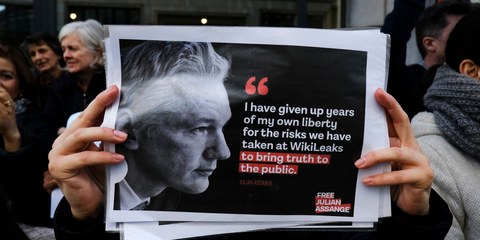 Les partisan.e.s de Julian Assange demandent sa libération devant l'ambassade britannique à Bruxelles. ©Alexandros Michailidis / shutterstock.com