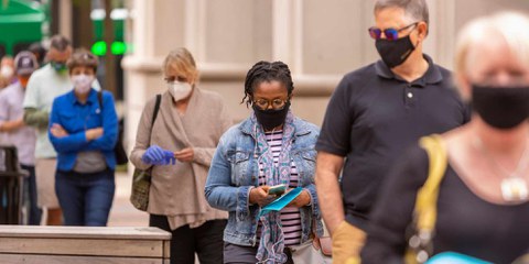 Une Amérique plus divisée que jamais met l'élection présidentielle sous haute tension. Ici, des votant·e·s à Arlington, Virginie. © Shuttersock/Rob Crandall