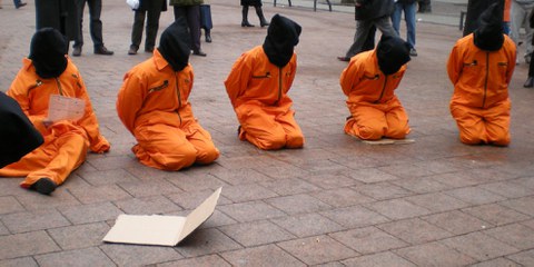 Action de protestation demandant la fermeture du centre de détention de Guantanamo. © Amnesty International