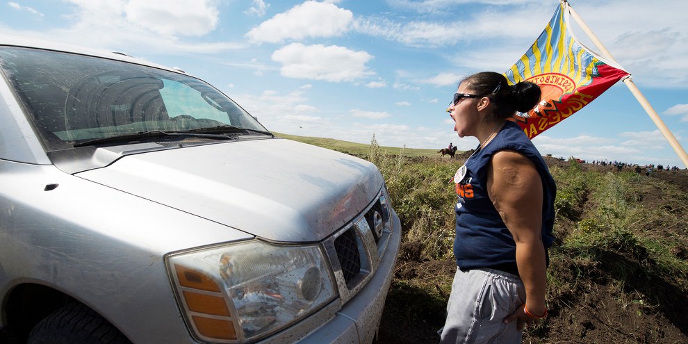 Les personnes directement impactées par la construction de l'oléoduc avaient manifesté contre le Dakota Access Pipeline, ici près de Cannon Ball dans le nord du Dakota en septembre 2016. © ROBYN BECK/AFP via Getty Images)