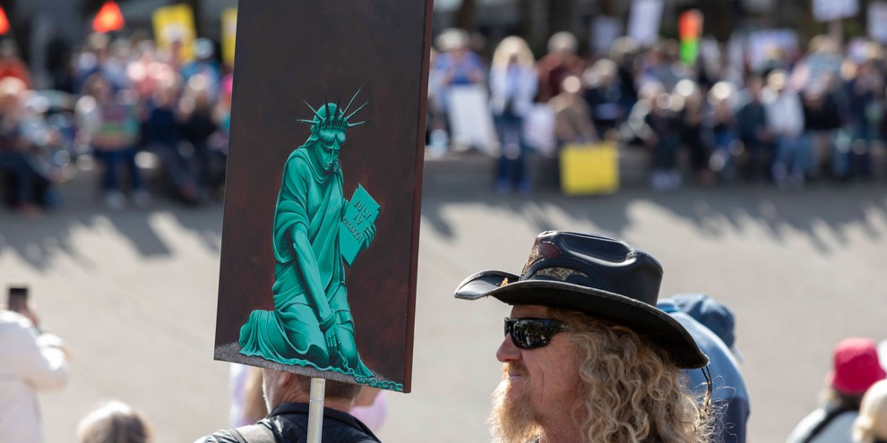 Des milliers de manifestant·e·x·s rassemblé·e·x·s à Seattle le 5 avril 2025 contre les déportations de masse.  © Zuma/Imago