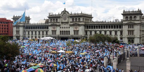 La ministre de la Justice ne peut arrêter l’élan qui a redonné espoir à des milliers de personnes dans le pays. Elle a la grande responsabilité et obligation de veiller à ce que les cas de violation des droits humains et de corruption ne restent pas impunis.© Johan Ordonez_AFP_Getty Images