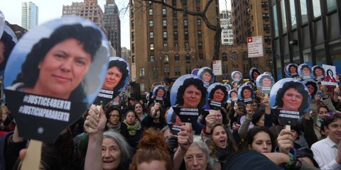 Des manifestant·e·s se sont réuni·e·s à New York pour demander que justice soit faite autour de l'assassinat de la militante hondurienne Berta Cáceres © Amnesty International
