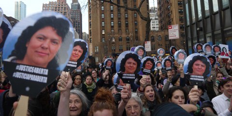 Des manifestant·e·s se sont réuni·e·s à New York pour demander que justice soit faite autour de l'assassinat de la militante hondurienne Berta Cáceres. © Amnesty International